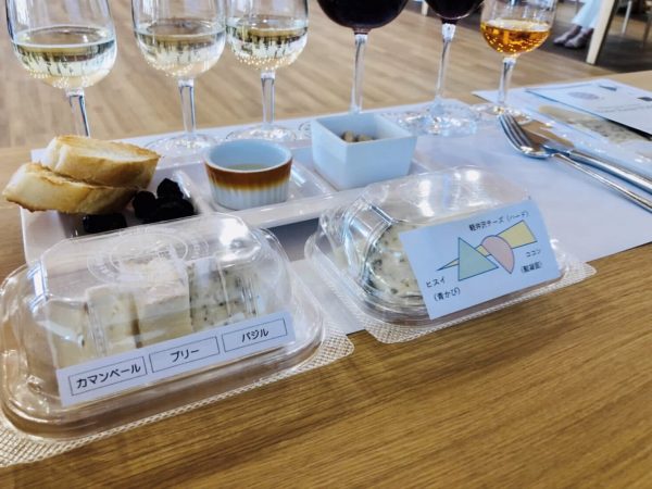 2021年7月に湯楽⾥館ワイン＆ビアミュージアムで開催された東御市のワインとアトリエ・ド・フロマージュのチーズのペアリングイベントの様子