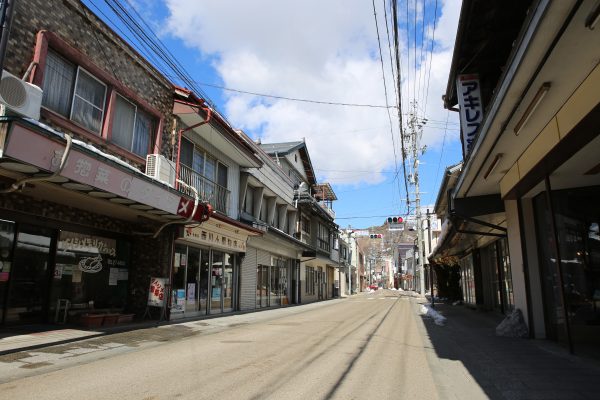 御田町商店街。1897年創業の老舗洋装店から2020年オープンのカフェまで、個性豊かな約30店舗が軒を連ねます。