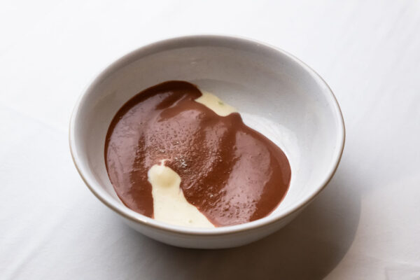 デザートの「長野県産寒天とわさびを使ったチョコレートムース」。チョコレートの濃厚な風味を寒天で軽やかに仕上げ、わさびの独特の味わいがムースを個性的に引き立てた