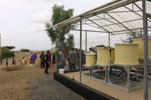 現地の人の協力も得てタンザニアに設置した「信大クリスタル®」の浄水プラント（信大クリスタル®公式Xより）